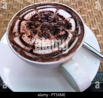 Cioccolata calda in corrispondenza di Ock Pop Tok cafe in Luang Prabang Foto Stock