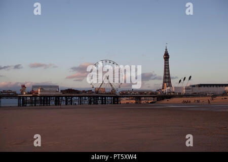 Blackpool North Pier con la torre,wheel & Promenade Foto Stock