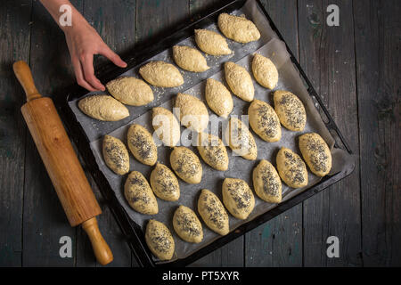 Una donna che tiene una grande teglia da forno Foto Stock