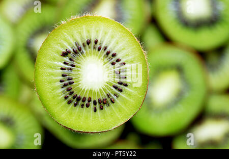 Vista ravvicinata di kiwi fetta su fette di kiwi sfondo Foto Stock