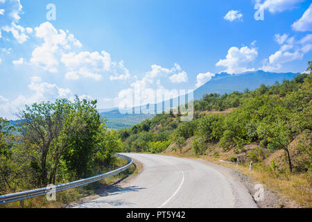 Crimea la torsione autostrada nel distretto di montagna Foto Stock