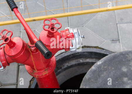 Rosso fuoco idrante in strada di close-up Foto Stock