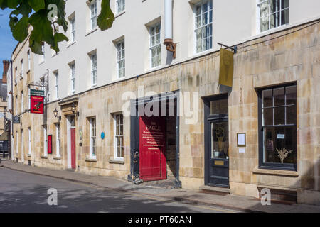 L'Aquila, storico pub sui decreti Bene't Street, Cambridge, UK. La Greene King birreria Foto Stock