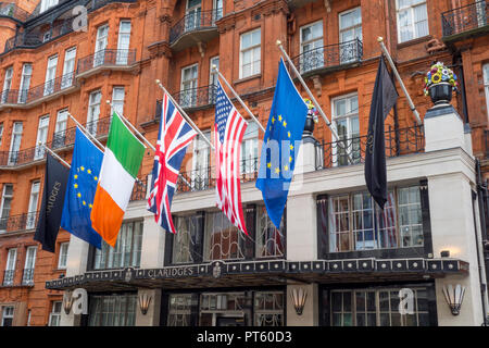 Bandiere internazionali al di fuori dell'entrata e la facciata al Claridges Hotel edificio, Mayfair, Westminster, London, Regno Unito Foto Stock