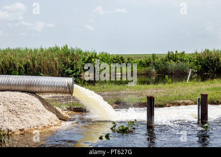 Miami Florida, Everglades National Park, in costruzione di nuovi cantieri edili, tubo di scarico dell'acqua in acciaio alluminio, scarico dell'uscita della pompa, galvan Foto Stock