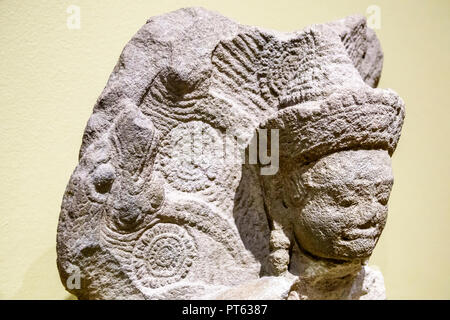 San Pietroburgo Florida, Museo delle Belle Arti, interno, testa di Buddha in stile Khmer Angkor protetta da arenaria del 14th secolo Naga, statua det Foto Stock