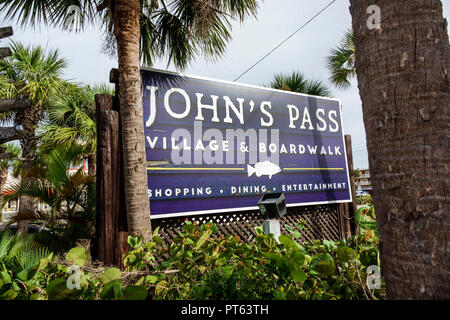 San Pietroburgo Florida,Madeira Beach,John's Pass Village,segno,shopping shopper shopping shopping negozi mercato mercati di mercato di acquisto di vendita,ret Foto Stock