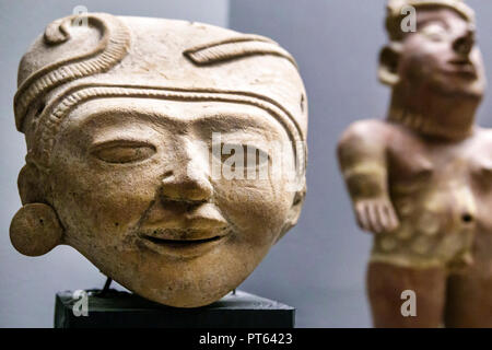 Lakeland Florida, Polk Museum of Art, interno, sorridente testa vera Cruz Messico ceramica, FL180731212 Foto Stock