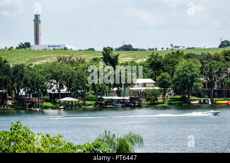 Florida,Lago Placid,Lago giugno-in-inverno, chiusa torre di osservazione, case sul lungomare, barca, visitatori viaggio viaggio turistico turismo Landmar Landmar Foto Stock