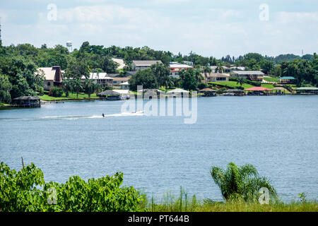 Florida,Lago Placid,Lago giugno-in-inverno, case sul lungomare d'acqua, barca da sci, visitatori viaggio viaggio turismo turistico punto di riferimento cultura c Foto Stock