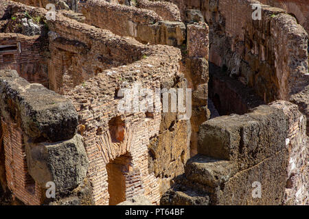 Immagine ravvicinata del Colosseo di Roma che mostra una parte della zona della metropolitana del Colosseo, Roma,l'Italia. Foto Stock