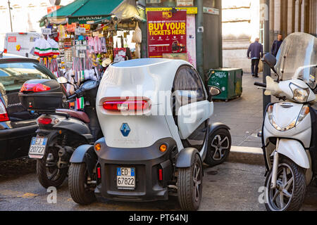 Renault Twizy veicolo elettrico auto parcheggiate in un piccolo spazio tra scooter nel centro di Roma,Italia Foto Stock