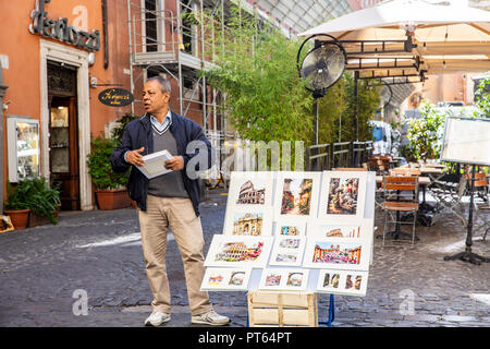 Italiano artista maschio la vendita della sua arte e stampe per le strade del centro di Roma,Lazio,Italia Foto Stock