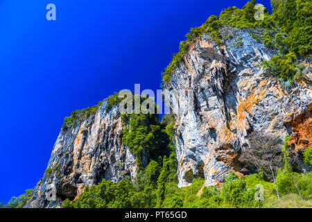 Roccia con cielo blu, Tonsai Bay, Railay Beach, Ao Nang, Krabi, Thailandia Foto Stock