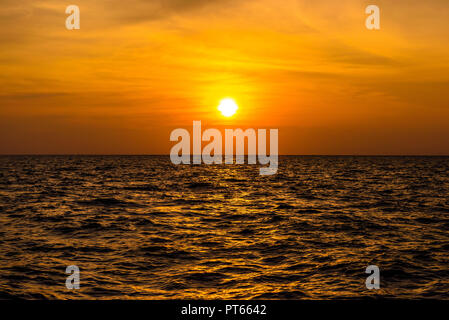 Il tramonto sopra l'acqua, Phi Phi Leh isole del mare delle Andamane, Krabi, Thailandia Foto Stock