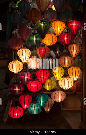 Tradizionali lanterne di seta decorano le strade nella bellissima Hoian, Vietnam. Le lanterne accese di notte Foto Stock