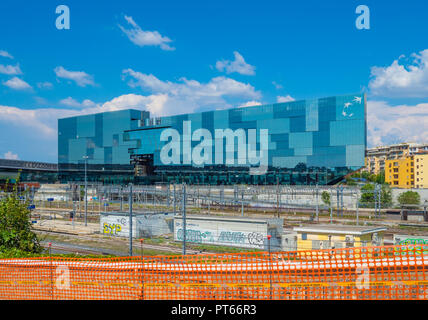 Roma, Italia - il moderno quartiere Tiburtino vicino alla stazione di Roma Tiburtina, visitati durante una domenica d'estate. Qui gli edifici moderni con vetro. Foto Stock