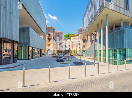 Roma, Italia - il moderno quartiere Tiburtino vicino alla stazione di Roma Tiburtina, visitati durante una domenica d'estate. Qui gli edifici moderni con vetro. Foto Stock