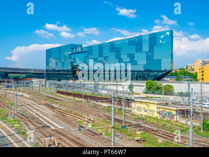 Roma, Italia - il moderno quartiere Tiburtino vicino alla stazione di Roma Tiburtina, visitati durante una domenica d'estate. Qui gli edifici moderni con vetro. Foto Stock