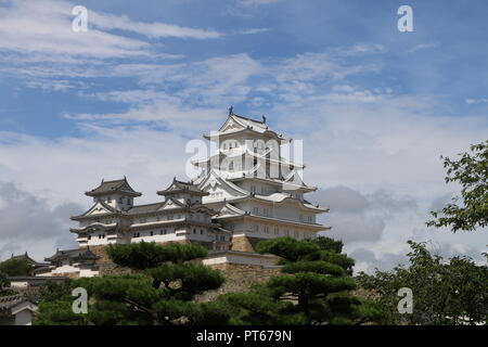 Il castello di Himeji nelle nuvole, Himeji, Giappone Foto Stock