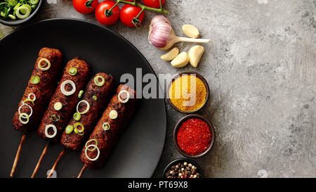 La Turchia alla brace kebab decorate con cipolla fresca Foto Stock