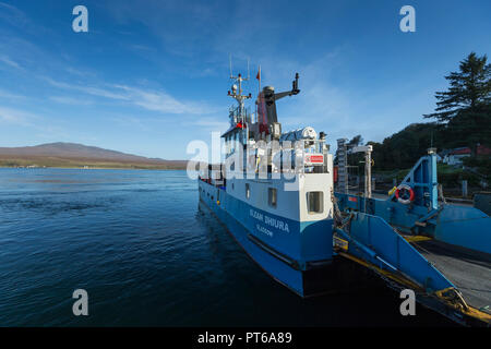 Paesaggio vew di Eilean Dhuiura traghetto attraccato a Port Askaig con Giura in background, Ebridi Interne, Scozia, Settembre 2017 Foto Stock