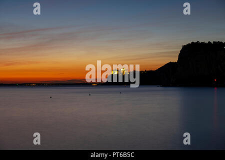 Golfo di Trieste. Alte scogliere tra barche, rocce carsiche e antichi castelli. Duino. Italia Foto Stock