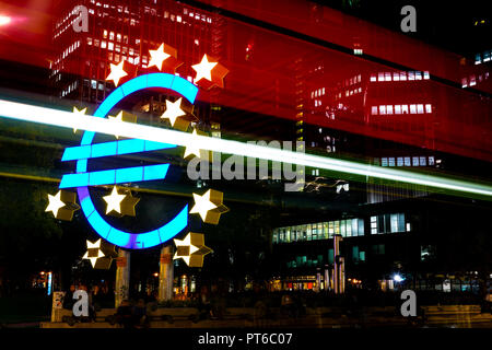 Frankfurt am Main, Germania - 05 Settembre 2018: Euro scultura davanti della Eurotower, Banca centrale europea di notte. La scultura è stata progettata da O Foto Stock
