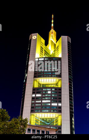 Francoforte, Germania, Ottobre 5th, 2018 - Skycraper del tedesco istituto finanziario Commerzbank nel centro città di Francoforte di notte Foto Stock