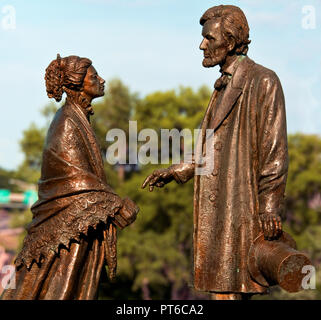 Abraham Lincoln incontra autore Harriet Beecher Stowe scultura che si trova lungo la Hartford Connecticut Riverfront a piedi. Foto Stock