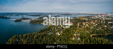 Vista dal cielo di Lauttasaari, una parte della città di Helsinki circondato da acqua, Finlandia Foto Stock