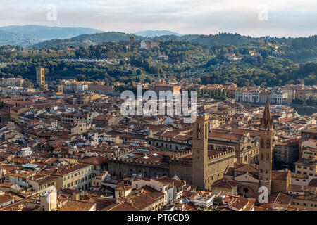 Vista di Firenze e la riva sinistra del fiume Arno con la cupola del Brunelleschi. Italia Foto Stock