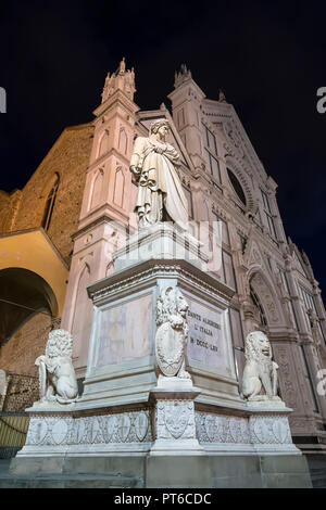 Scultura di Dante Alighieri in background della Basilica di Santa Croce e il cielo di notte. Firenze. Italia Foto Stock