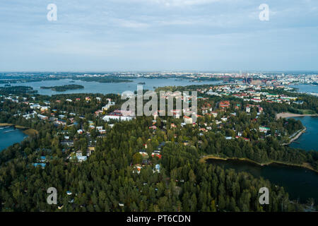 Vista dal cielo di Lauttasaari, una parte della città di Helsinki circondato da acqua, Finlandia Foto Stock