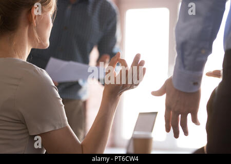 Vicino la vista posteriore della donna meditando al concetto di incontro Foto Stock