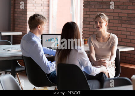 Sorridendo amichevole business chat persone condividendo idee durante o Foto Stock