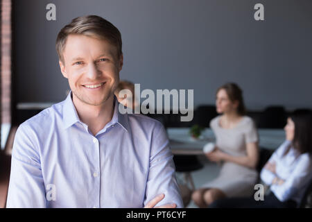 Di mezza età sorridente ceo società o imprenditore di successo lookin Foto Stock