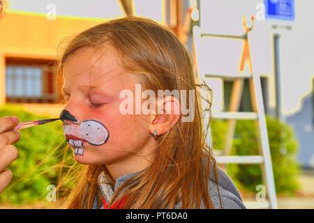 Bambina Ottenendo Il Suo Volto Dipinto In Forma Di Farfalla