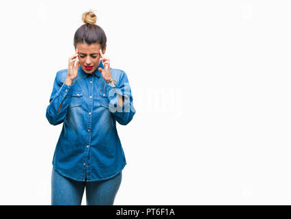 Giovane bella donna sullo sfondo isolato con la mano sulla testa per il dolore in testa perché lo stress. Soffre di emicrania. Foto Stock