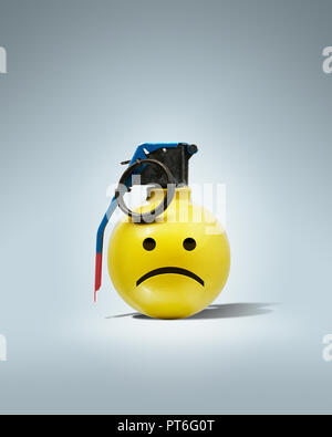 Concetto rotondo giallo Hand Grenade, bomba con faccina triste, infelice Foto Stock