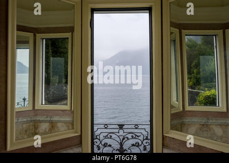 L'Italia, Varenna, il lago di Como visto attraverso un finestrino di portiera Foto Stock