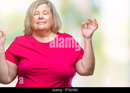 Senior plus dimensione donna caucasica su sfondo isolato relax e sorridente con gli occhi chiusi facendo gesto di meditazione con le dita. Concetto di yoga. Foto Stock