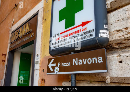 Un cartello stradale per farmacia e Piazza Navona in Roma, Italia Foto Stock