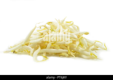 Pila di germogli di soia isolata su sfondo bianco Foto Stock