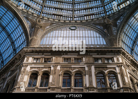 L'interno della Galleria Umberto I di Napoli, Italia Foto Stock