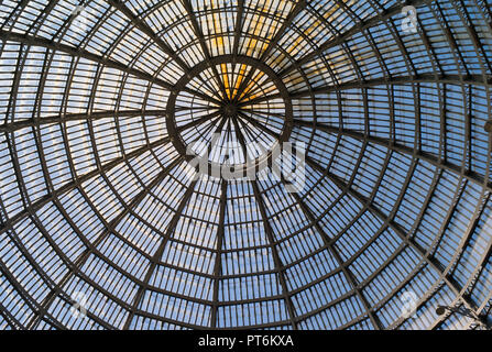 Bella struttura regolare della cupola di vetro della Galleria Umberto I di Napoli, Italia Foto Stock