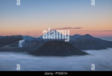 Sunrise su Mt. Bromo e il Tengger Semeru caldera dal Monte Penanjakan, Indonesia. Questo qui è quella della destinazione del viaggio. Foto Stock