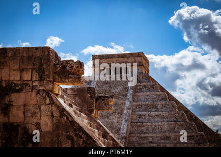 Piramide di Kukulkan a Chichen Itza. Questo è uno dei più importanti edifici della città antica di Chichen-Itza. Foto Stock