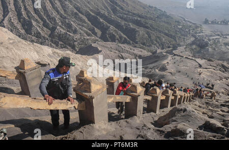 Gunung Bromo ,Indonesia-April 30,2018: molti turisti escursioni sulla sommità del vulcano Bromo, per guardare la bella vista panoramica dalla natura. Foto Stock