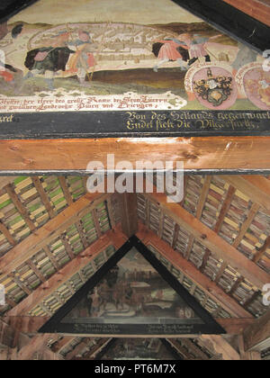 Particolare del soffitto del vecchio ponte di legno con dipinti e iscrizione, Lucerna, Svizzera Foto Stock